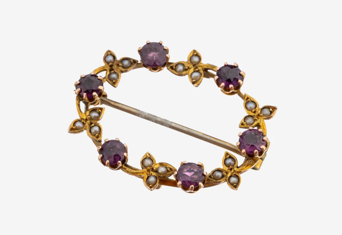9 kt Gold Amethyst-Perl-Brosche, um 1900, GG 375/000, ovaler Kranz, kl. rundfacett