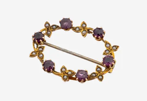 Broche améthyste-perle en or 9 kt, vers 1900, or jaune 375/000, couronne ovale, petites perles facettées rondes