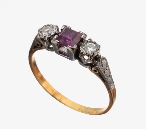 Bague rubis-brillant en or 18 kt, années 1920, or jaune 750/000, tête platine, central