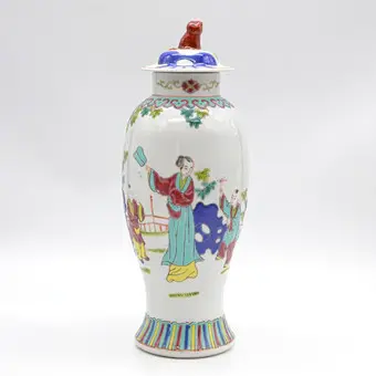 JARRÓN CON TAPA FAMILLE ROSE, PORCELANA PINTADA A MANO, DAMA JUEGA CON NIÑOS, JINGDEZHEN, CHINA, HACIA 1950.