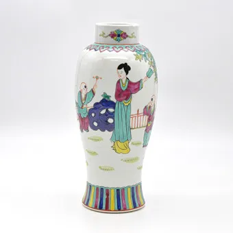 中国花瓶,瓷器,粉彩,花园中嬉戏的儿童,中国,约1950年。