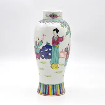 Jarrón chino, porcelana, famille rose, niños jugando en el jardín, China, aprox. 1950.