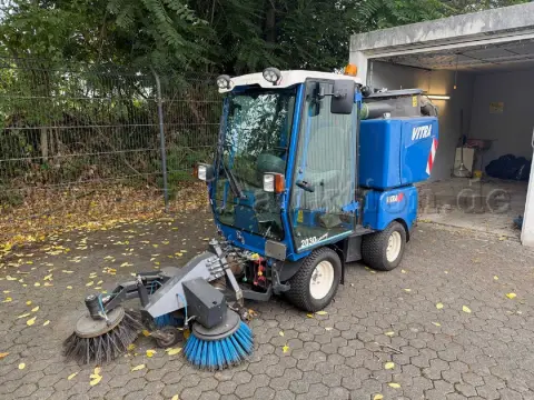1 mașină de măturat Iseki VITRA 2030 4x4 – sistem de perii + aspirator de frunze