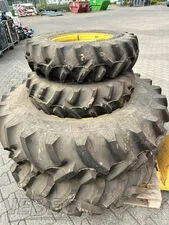4 个 Titan 拖拉机整套车轮