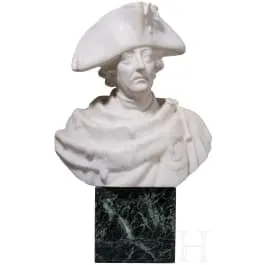 Friedrich der Große - weiße Marmorbüste auf dunklem Marmorsockel