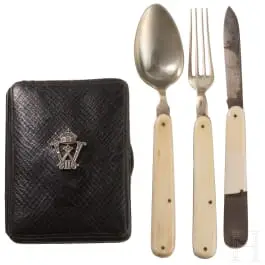 Kaiser Wilhelm II. - petit nécessaire de voyage ou de chasse dans un étui en cuir