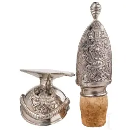 Deux casques miniatures en argent, vers 1900