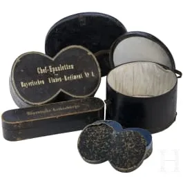 Piccola collezione di custodie per cappelli ed effetti, circa 1900