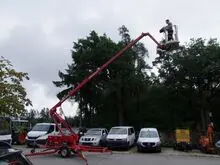 Platformă elevatoare articulată
