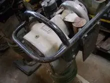 Mașină de compactat cu vibrații