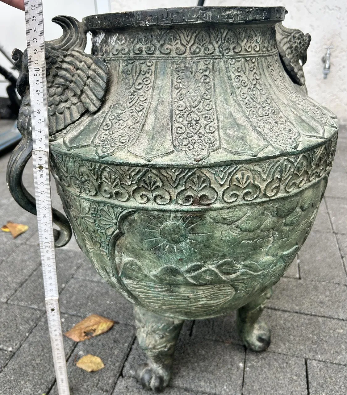 古董华丽器皿（带动物造型的青铜瓮）