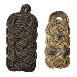 Einzelne Schulterstücke eines preußischen Generalobersts und eines Majors im 1. Leib-Husaren Regiment 1