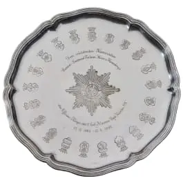 Premier lieutenant Woldemar Frhr. Henn von Henneberg – Assiette en argent du corps des officiers du 2e régiment de hussards de la Garde pour son départ en 1897