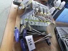 مفكات Torx ومفاتيح ربط متنوعة (حوالي 25 قطعة)