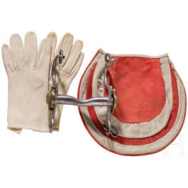 Mors de cuirassier, étrivières et gants, vers 1910