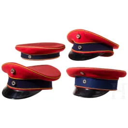 Vier Mützen des Leib-Garde-Husaren-Regiments, 1. Hälfte 20. Jhdt.