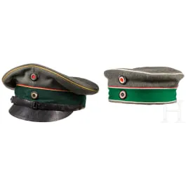Zwei feldgraue Schirmmützen der Husaren, um 1914