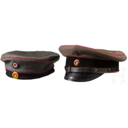 Zwei feldgraue Mützen der deutschen Armee, datiert 1914/1915