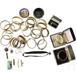 Sammlung patriotischer Schmuck - Armreifen, Ringe, Anstecker