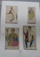 Historiske kostumestudier og originaltegninger med ulæselig signatur
