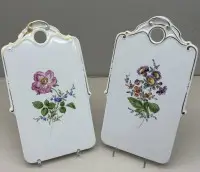 2x frokostbrett med blomsterdekor, 1x limt sted, 27x16 cm