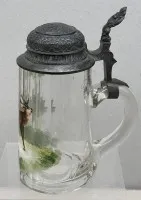 带锡盖啤酒杯，内外环绕刻字并标注1900年5月，手绘鹿图案，有长应力裂纹但仍密封可用，高19厘米，0.5升