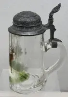Ølkrus med tinnlokk, utvendig og innvendig omløpende påskrevet og datert mai 1900, håndmalt med hjort, lang spenningssprekk men fortsatt tett og brukbar, høyde 19 cm, 0,5 L