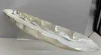 Stort, avlangt fat, platert, god stand, høyde 5 cm, 53x11 cm