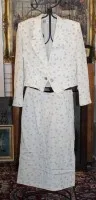вінтажний костюм від Pierre Balmain (що складається з короткого блейзера та відповідної спідниці) зі світлої тканини з бежевими цятками