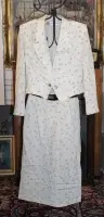 вінтажний костюм від Pierre Balmain (що складається з короткого блейзера та відповідної спідниці) зі світлої тканини з бежевими цятками