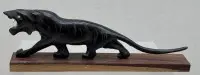 Sort panter af vandbøffelhorn på træplade, H 5,5 cm, L 17 cm