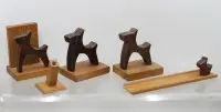 Sæt af håndskårne træfigurer og boligtilbehør i terrierstil (mid-century folk art / art deco), herunder bogstøtter, lille penne- eller lysestage, skål/bakke og hundefigurer