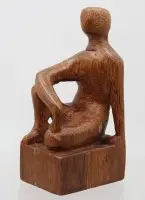 Træskulptur af en siddende figur