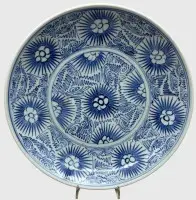 Antik kinesisk blåhvid porcelænstallerken med et stjerne- eller solsikkemønster (starburst) fra slutningen af 1700-tallet til begyndelsen af 1800-tallet, D-27 cm