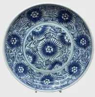 Antik kinesisk blå-hvid porcelænstallerken med stjerne- eller solsikkemønster (starburst) fra slutningen af 1700-tallet til begyndelsen af 1800-tallet, D-27 cm