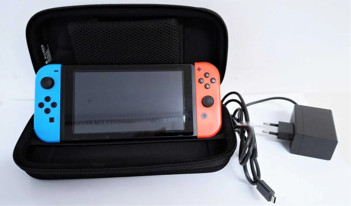 1 consolă Nintendo Switch, HAC-001 (-01) și 2 controllere Switch