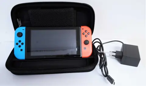 1台Nintendo Switch主机，HAC-001 (-01)及2个Switch手柄
