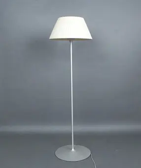 فيليب ستارك. مصباح أرضي "Romeo Soft" لصالح Flos، تصميم 1998، إيطاليا