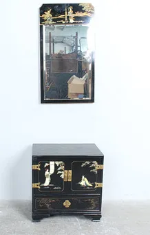 خزانة آسيوية مع مرآة.