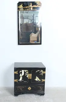 خزانة آسيوية مع مرآة.