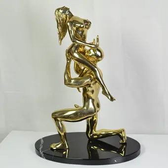 Robbi Jones (1961). "The Woman and the Devil", escultura sobre placa de mármol, latón (pulido), pátina dorada, hacia 2000, firmada