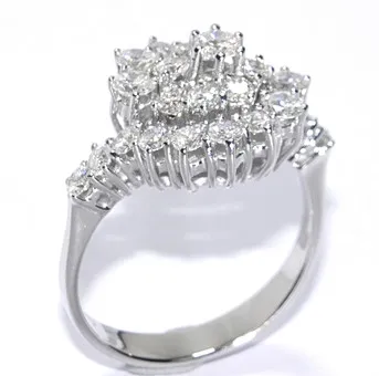 Anillo de oro blanco con diamantes, aprox. 1,36 ct en total.