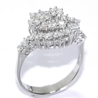Anillo de oro blanco con diamantes, aprox. 1,36 ct en total.