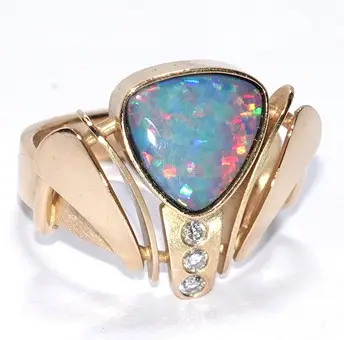 Anillo de oro con ópalo tripleta y diamante 0,06 ct.