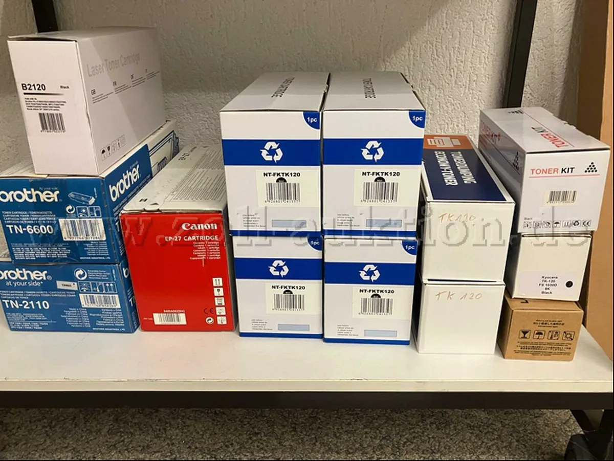 13个不同厂商的碳粉盒（未使用，各在原装盒中）