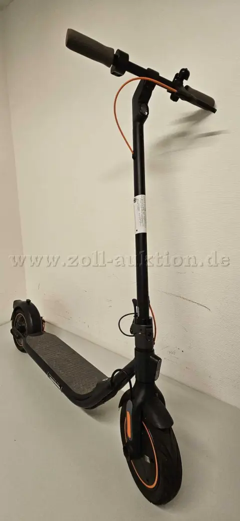 1 trotinetă electrică ninebot by Segway