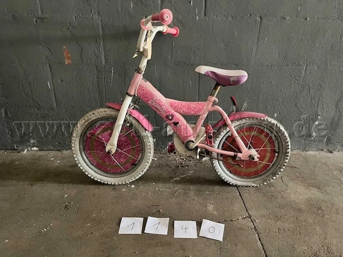 5 辆不同品牌、不同尺寸的自行车