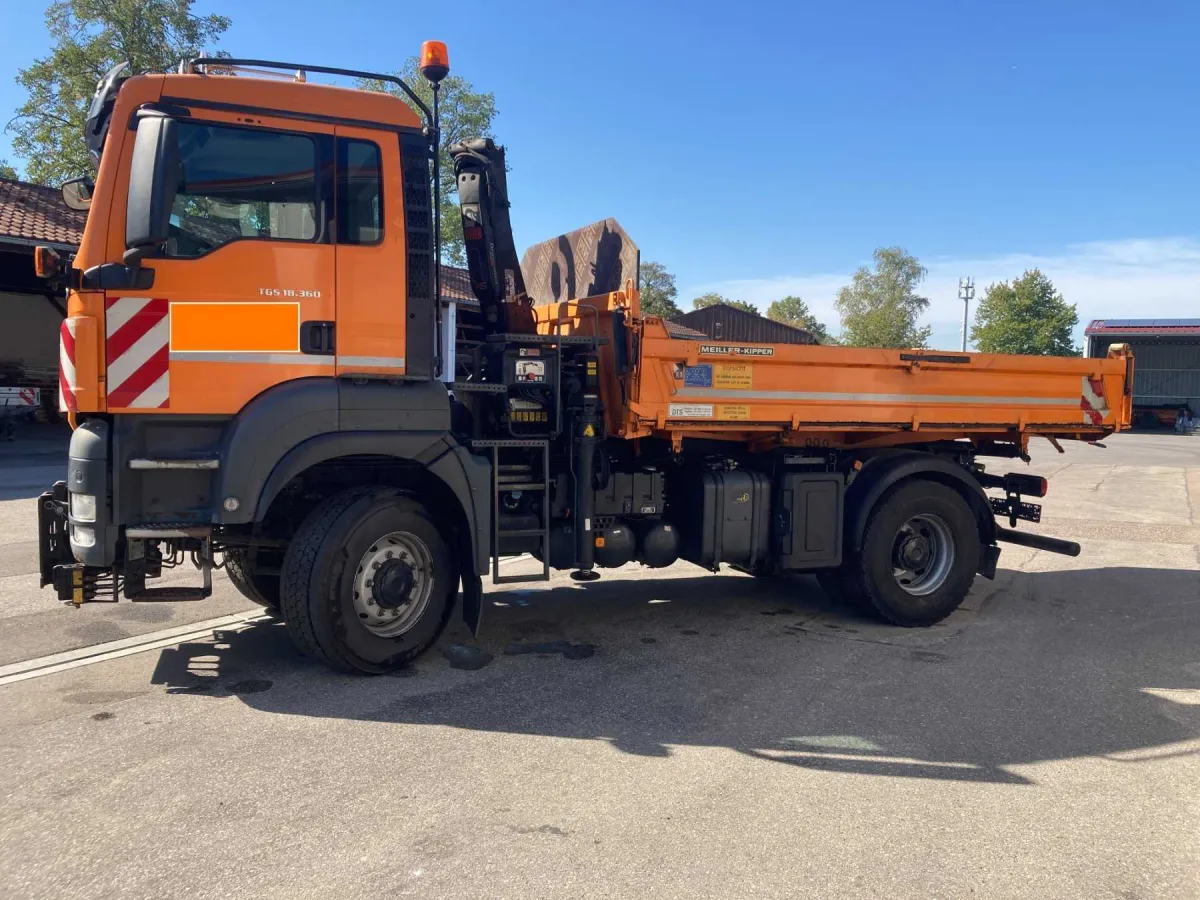 1 辆 MAN 卡车 TGS 18 360 带吊车