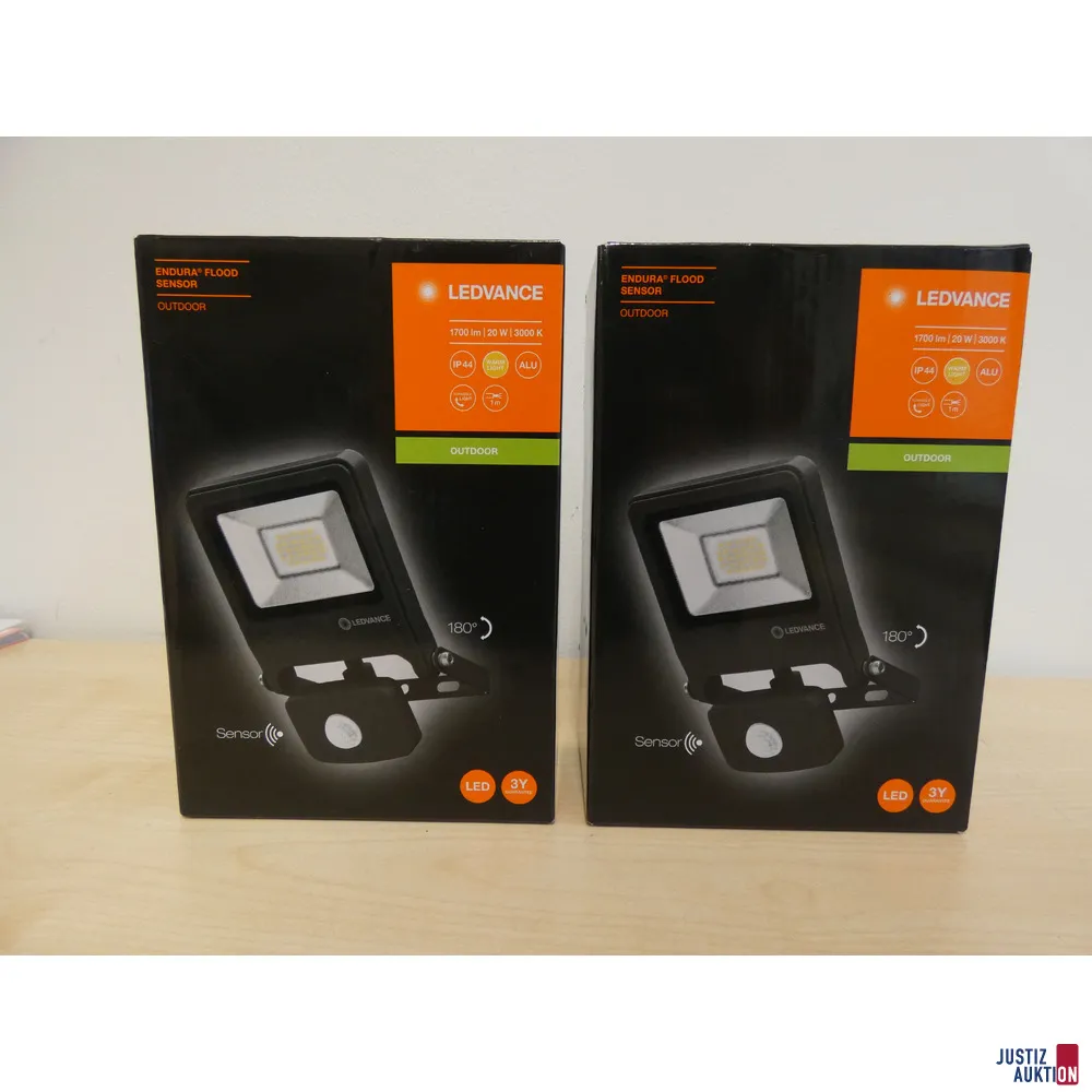 两个带传感器的 Ledvance LED 户外灯
