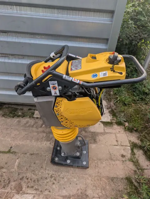 Mașină de compactat cu vibrații (Bomag, BT 65 Honda/GxR 120)